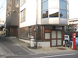 本店横のだんご地蔵（守り神）